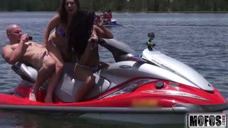 Nastolatki jeżdżą na imprezowej łodzi wideo z udziałem Evy Saldany - mofos