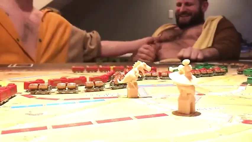 Divirtiéndose en la noche de juegos