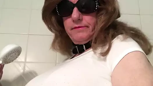 Crossdresser büyük bubi gösteri oyun içinde the duş