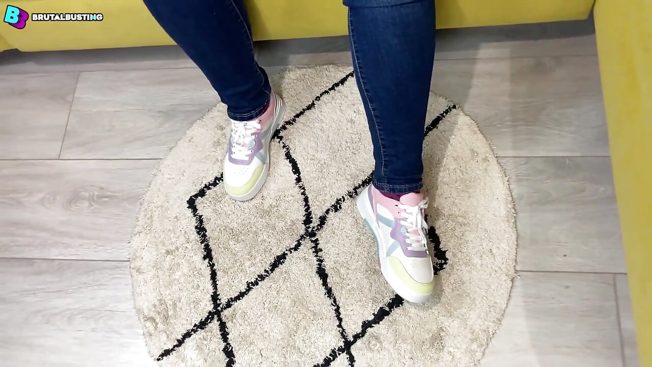 Limpador de Sapatos Humano - Ele tem que lamber os pés que vão destruí-lo! - Dave Moon - Jennifer - Bbusting (lambendo)