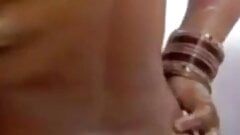 Панджаби бхабхи трахает пальцами киску во время купания