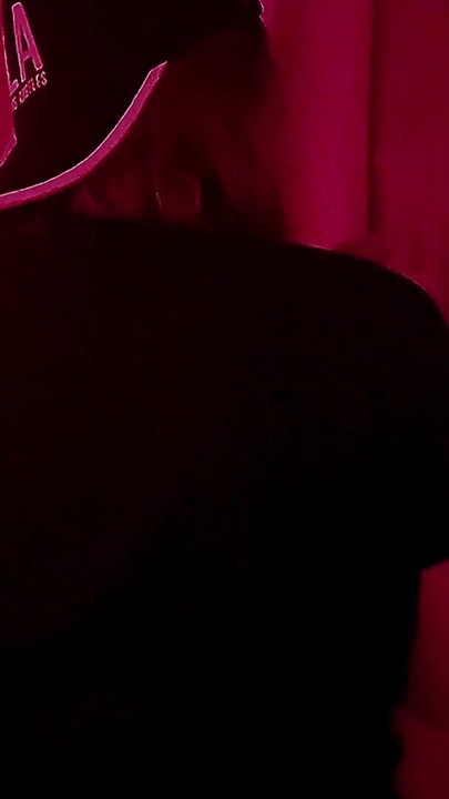 Lubang gemilang dalam tandas diskaun, saya menghisap orang asing | Klip 1