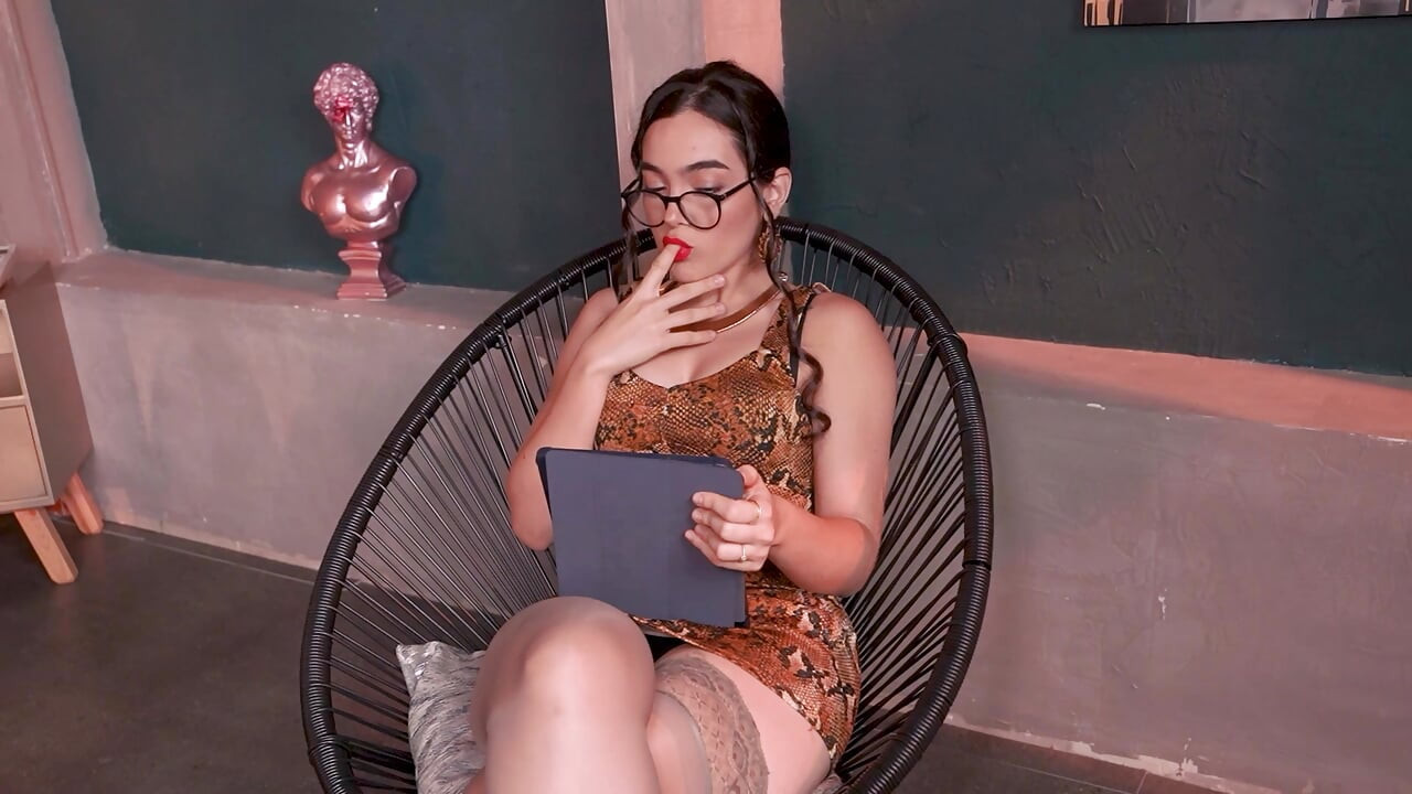 Vreemdeling krijgt hulp van een sexy meisje en geeft hem een creampie - Judith Coxx
