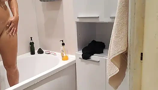 Ngeliat adik tiriku yang masih remaja lagi asik coli