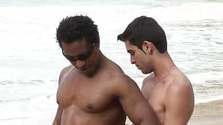 Follada salvaje en la playa junto con chicos gays calientes