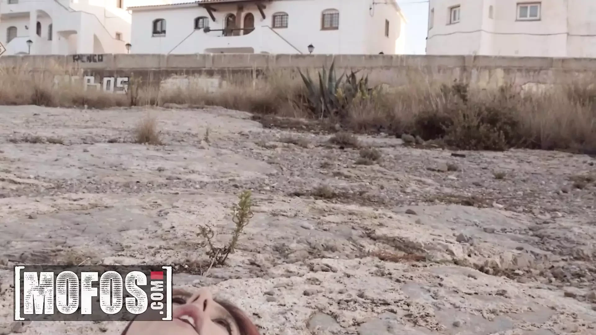 Mofos - Piikara Blood se encuentra con Jordi en la playa y decide tomar su enorme polla en público