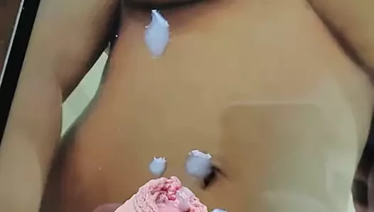 Cum izlerken bir webcam model ile seksi genç göğüsleri