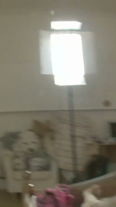 Mršava brineta studentica daje masnu masažu prije nego što je pojebu | Isječak 2