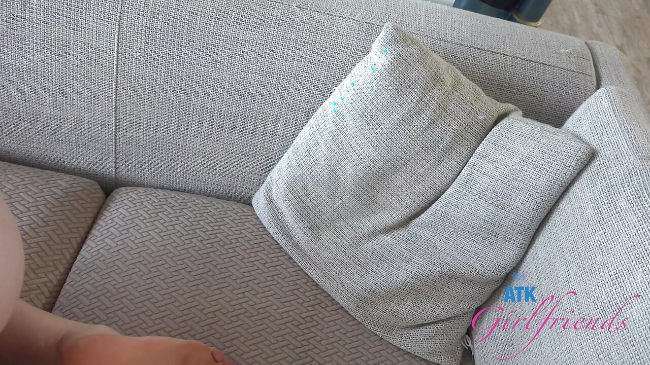 Zoey quer uma gozada interna no pau do papai
