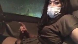 Азиатский кроссдрессер мастурбирует в своей машине