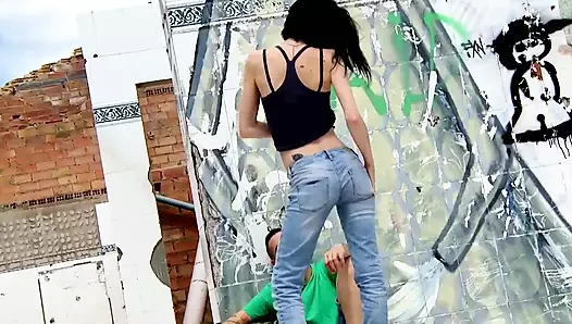 Koyu saçlı azgın taze amcık amından sikiliyor