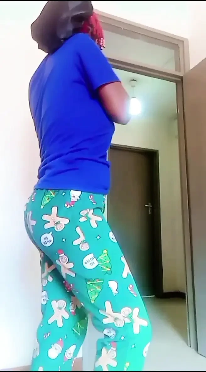 我看到我的继父在浴室里赤身裸体，然后我最后自慰了