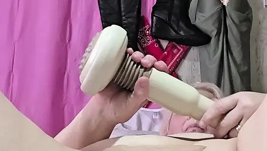 Üzerindeki müzikle tangasız sert boşalıyor bu yanlış mı?