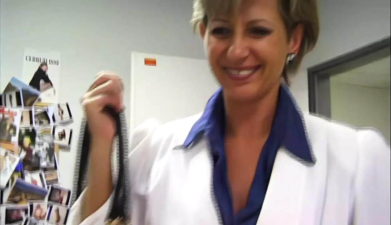 老板偷偷吮吸她员工的鸡巴