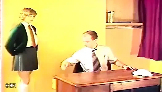 Zavallı genç ateşli kız sınıfta götüne şaplak atıyor