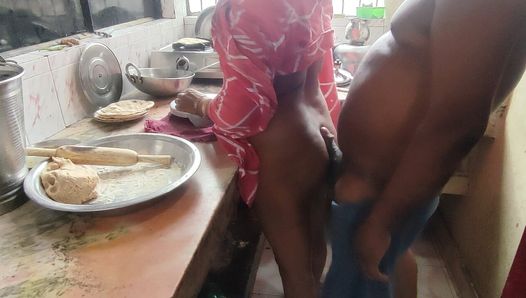 Desa wali bhabhi ko dapur me chodai kiya waktu memasak