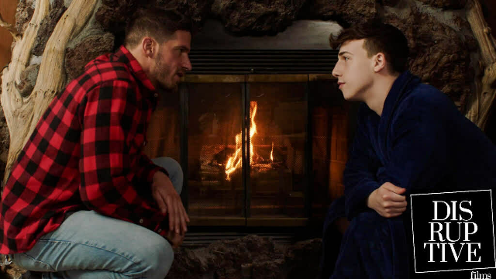 Hot lumberjack ger nyfiken twink sin första bottenupplevelse