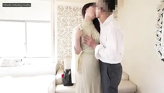 Noon verführung: eine üppig erwischte schönheit, tief in einer geheimen mittagsflucht genommen