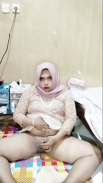 Hijab Crossdresser Ivvy Onanerar till kommer