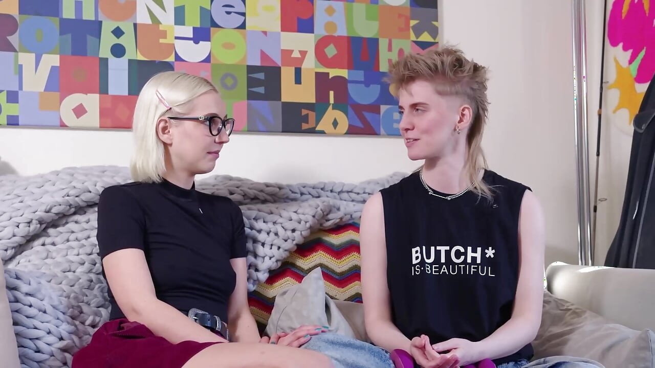 Annika älskar att knulla kuddar och Mika går med henne
