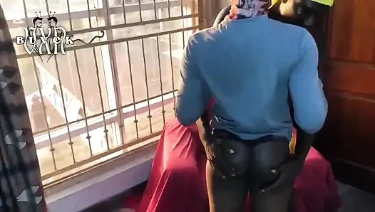 Komşum geldi ve erkek kardeşim dışarıdayken sikiştik...