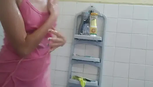 Pijamalarımı ıslatıp vajinamı tıraş ediyorum