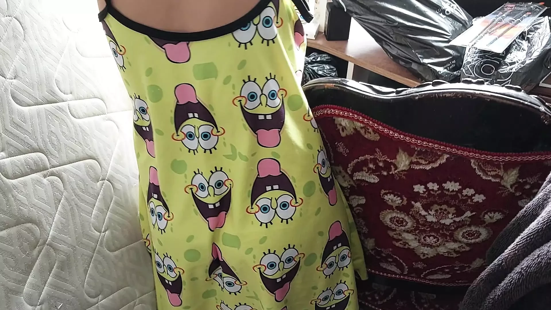 Eu interrompo minha meia-irmã para chupar meu pau. POV