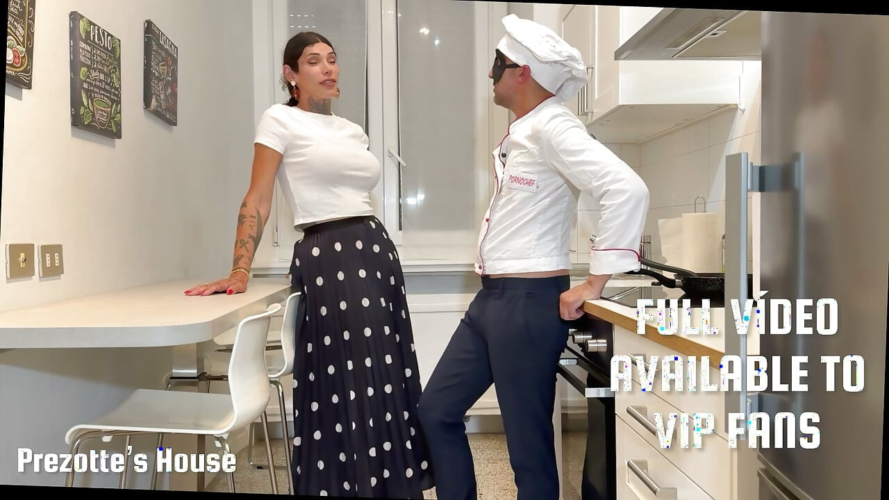 Abonnez-vous maintenant et voyez ceci et d’autres, baisant dans la cuisine de la maison de Prezotte, cuisinier baisant son assistant au travail.