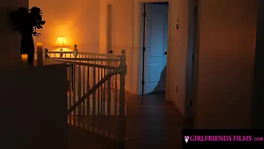 GIRLFRIENDS FILMS - сексуальная сводная милфа жестко кончает ради ее очаровательной сводной сестренки