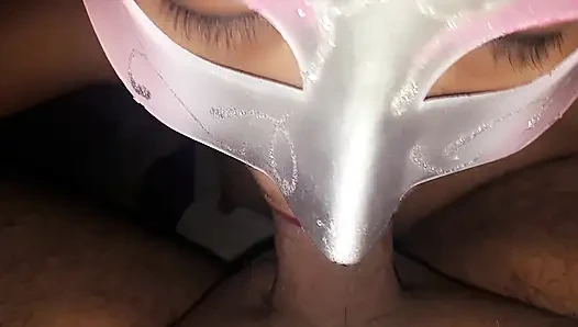 Süper sevimli Meksikalı arkadaşına süper sakso çekiyor ve seksi ağzına boşalıyorlar