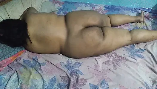 Ateşli Hintli teyze evde ev hırsızıyla tehlikeli bir romantizm yaşıyor