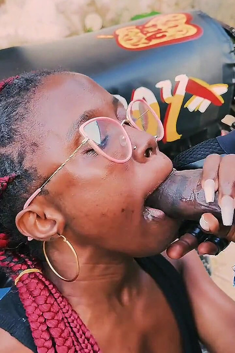 Biker kecil molek seksi Vera menggoda kote hitam besar bollock untuk berkongkek dalam perjalanan motosikal