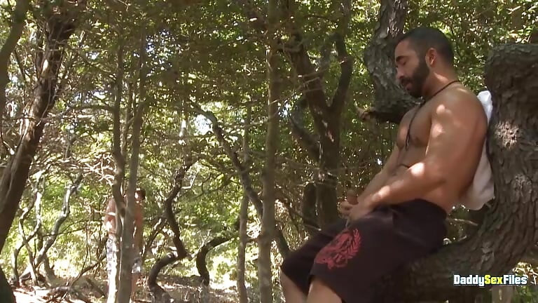 DaddySexFiles colby keller và mike dreyden sục cu và ăn mừng trong rừng