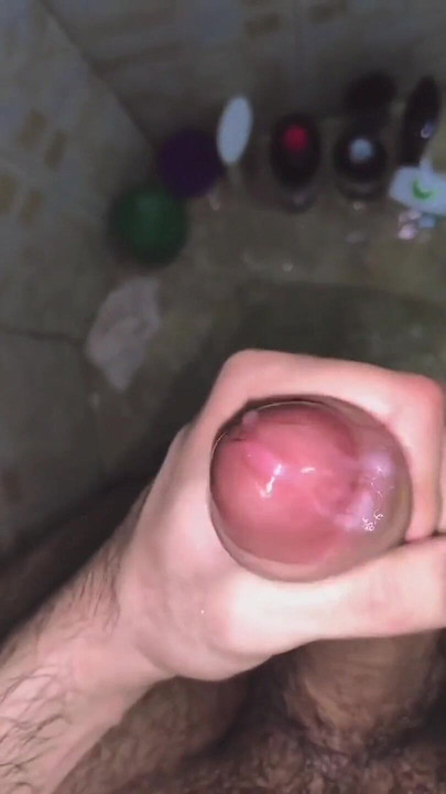 在淋浴时撸管并拍摄我的精液