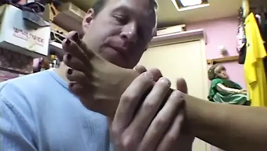Ateşli sarışın ayak fetişi bir adam tarafından ayaklarını, göğüslerini, amını ve ağzını siktiriyor