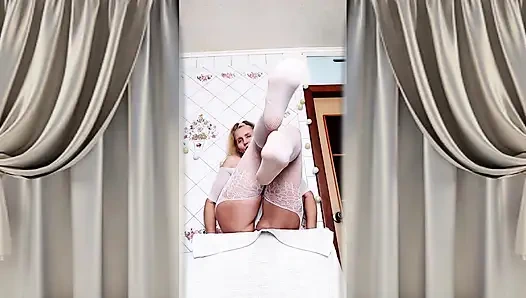 Горячая домохозяйка Lukerya флиртует в открытом прозрачном белом комбинезоне на кухне 2