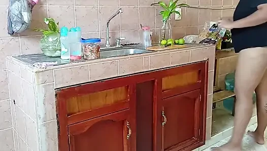 Tombul üvey anne mutfağı yıkıyor ve temiziyor