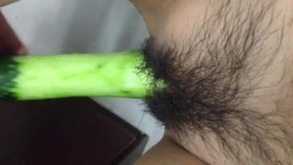 Mädchen benutzen Gurken-Masturbation
