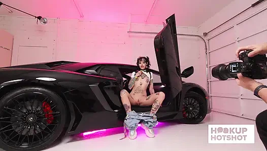 BTs - CC doll zeigt ihren tätowierten körper in einem urbanen outfit!