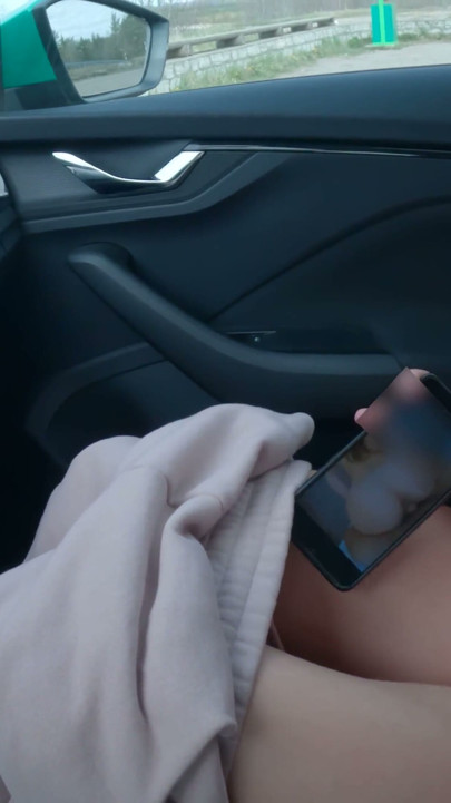 Genç porno videosunu izlerken halka açık bir otoparkta mastürbasyon yapıyor - programrswife | Klip 1