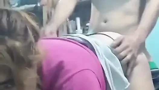 Götünü emiyor, cep telefonuyla kayıt yaparken onu domaltarak sikiyorum
