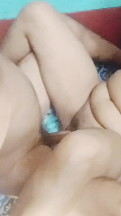 Desi mostohanővér csábítja mostohaapját | Klip 1