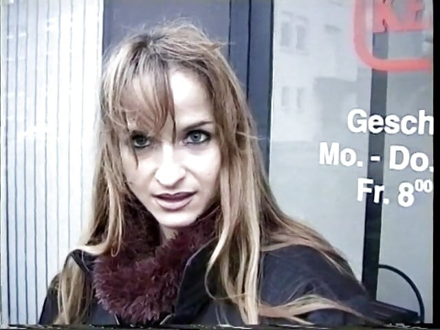 สาวหมึกกําลังใช้นิ้วกับหีเธอในการแคสต์