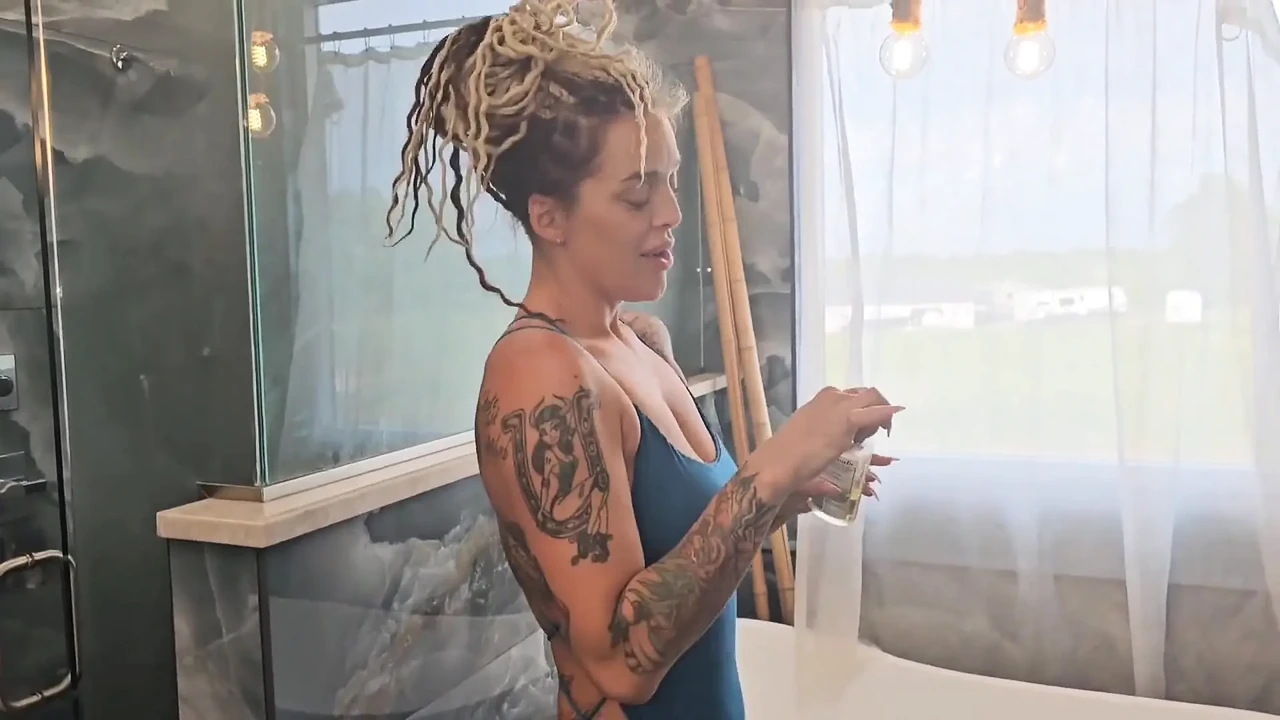 Ass, Abs, and Oil Come Help Me Rub My Muscles and I Will Give You a Show!