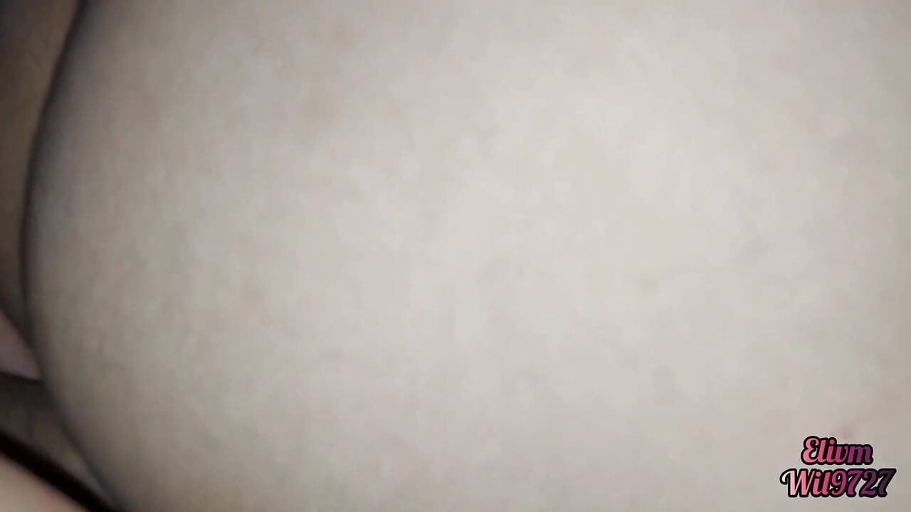 私の義理の妹は私に性交するように頼みます