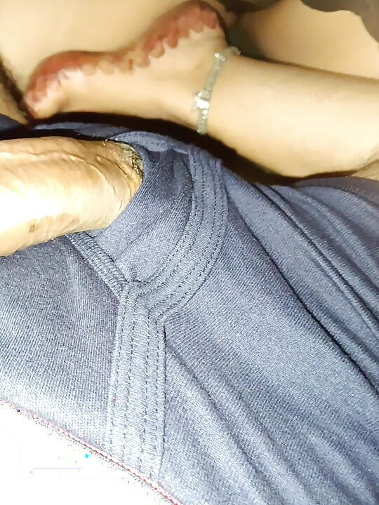 義叔父が家に話しかけている夜、一人で部屋で義理の叔母の私