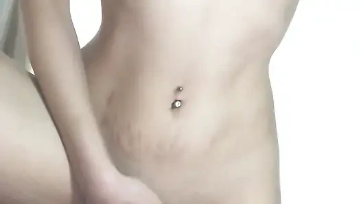 Она мастурбирует, принимая расческу внутри нее, а затем эякулирует.