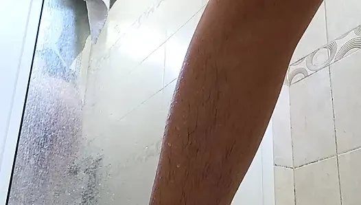Вторая часть бритья моей киски и принятия душ в ванной!