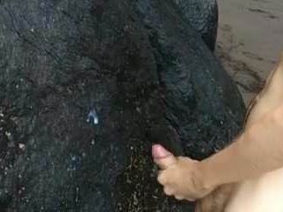 Зйомка сперми на пляжі