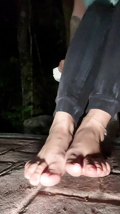 Satisfacție senzuală cu desculță murdară